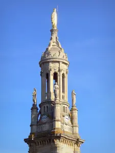 Basílica de Verdelais - Campanário da Basílica de Notre-Dame de Verdelais encimada por uma estátua da Virgem