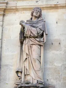 Basílica de Verdelais - Estátua adornando a fachada da Basílica de Notre-Dame de Verdelais