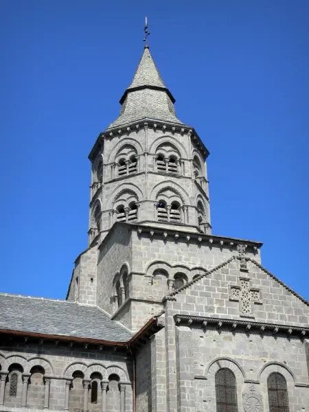 Basiliek van Orcival - Romaanse basiliek van Onze Lieve Vrouw en haar twee-verhaal achthoekige toren, in het Regionaal Natuurpark van de Vulkanen van de Auvergne in het Massif des Monts Dore