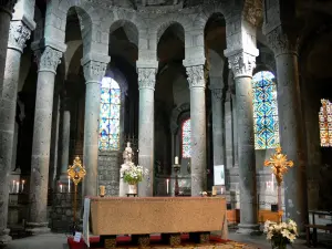 Basiliek van Orcival - In de romaanse basiliek van Onze Lieve Vrouw: refrein: altaar granieten standbeeld van de Maagd in Majesteit, gesneden en glas in lood