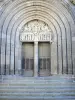 Basilika von Mauriac - Westportal der Basilika Notre-Dame-des-Miracles und ihr gemeißeltes Tympanon, das die Himmelfahrt darstellt