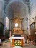 Basilika von Mauriac - In der Basilika Notre-Dame-des-Miracles: Wundertätige schwarze Madonna im Chor der Kirche