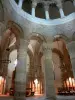 Basilique de Neuvy-Saint-Sépulchre - Intérieur de la basilique Saint-Jacques-le-Majeur (église, collégiale Saint-Étienne) : colonnes de la rotonde