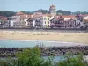 Baskenland-Landschaften - Saint-Jean-de-Luz: Blick auf den Strand, den Glockenturm der Kirche Saint-Jean-Baptiste und die Fassaden der Meeresfront des Badeortes