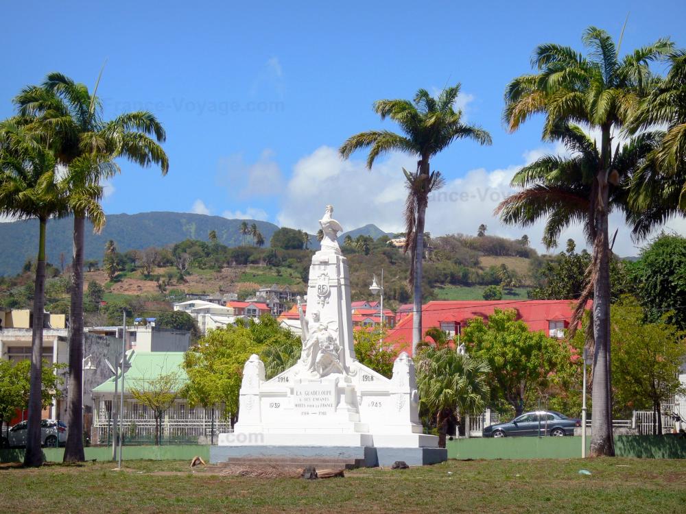 Basse-Terre - Place du Champ d'Arbaud et monument aux morts
