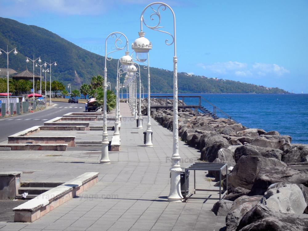 Basse-Terre - Promenade du bord de mer et ses lampadaires