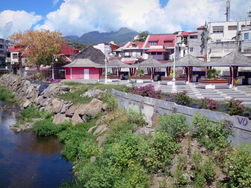 Basse-Terre - Marché aux poissons au bord de la rivière aux Herbes