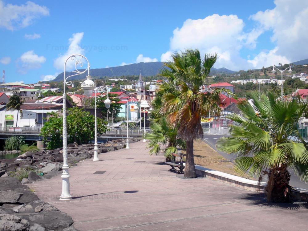 Basse-Terre - Promenade agrémentée de bancs, de palmiers et de lampadaires