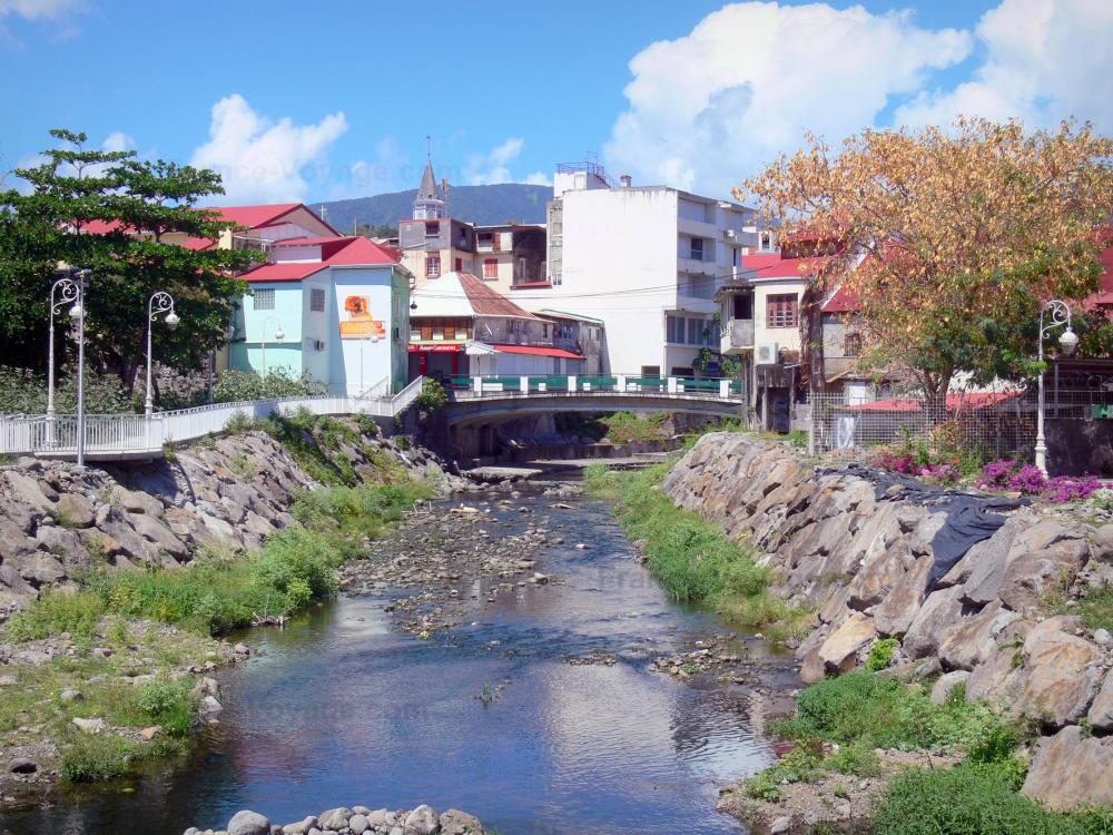 Basse-Terre - Pont enjambant la rivière aux Herbes, et façades de la ville