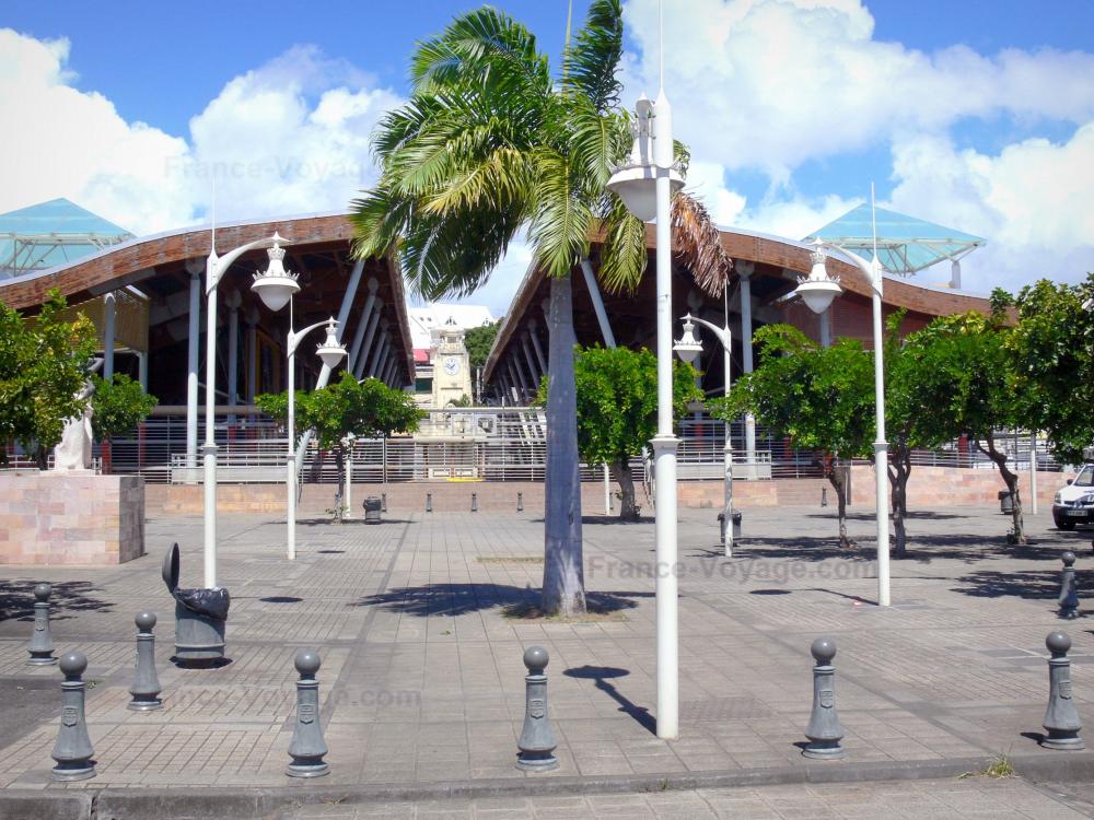 Basse-Terre - Marché couvert de Basse-Terre et sa place agrémentée d'arbres et de lampadaires