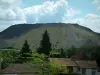 Bassin minier - Maisons, arbres, terril et nuages dans le ciel