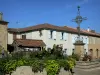 Bassoues - Décoration florale (fleurs), croix, puits et façades de maisons de la bastide