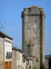 Bassoues - Donjon médiéval et façades de maisons de la bastide
