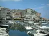 Bastia - Vieux port avec ses rangées de bateaux, immeubles anciens de Terra-Vecchia