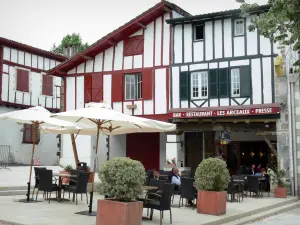 La Bastide-Clairence - Cafe terras en vakwerkhuizen van de plaats van de Polen