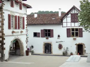 La Bastide-Clairence - Plaats van hoepels met de gevel van het stadhuis