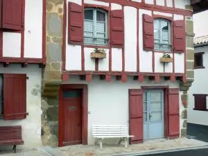 La Bastide-Clairence - Wit huis met rode luiken en houten
