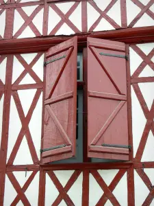 La Bastide-Clairence - Betimmerde en rode componenten van een huis