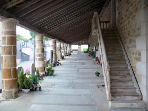 La Bastide-Clairence - Kerk van Onze Lieve Vrouw van de Assumptie en de binnenplaats begraafplaats grafstenen