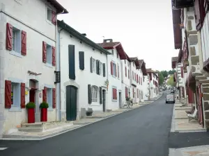 La Bastide-Clairence - Gevels van huizen van de Notre Dame