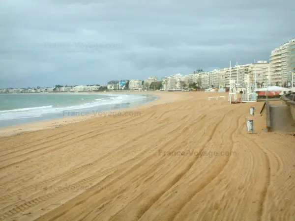 La Baule - Sandstrand, Meer (Atlantischer Ozean), Gebäude des Badeortes und gewittriger Himmel