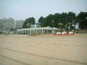 La Baule - Zandstrand van het resort, bomen en gebouwen