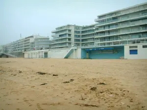 La Baule - Gebäude und Sandstrand des Badeortes