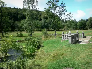 La Baume castle - Park of the castle, in the town of Prinsuéjols