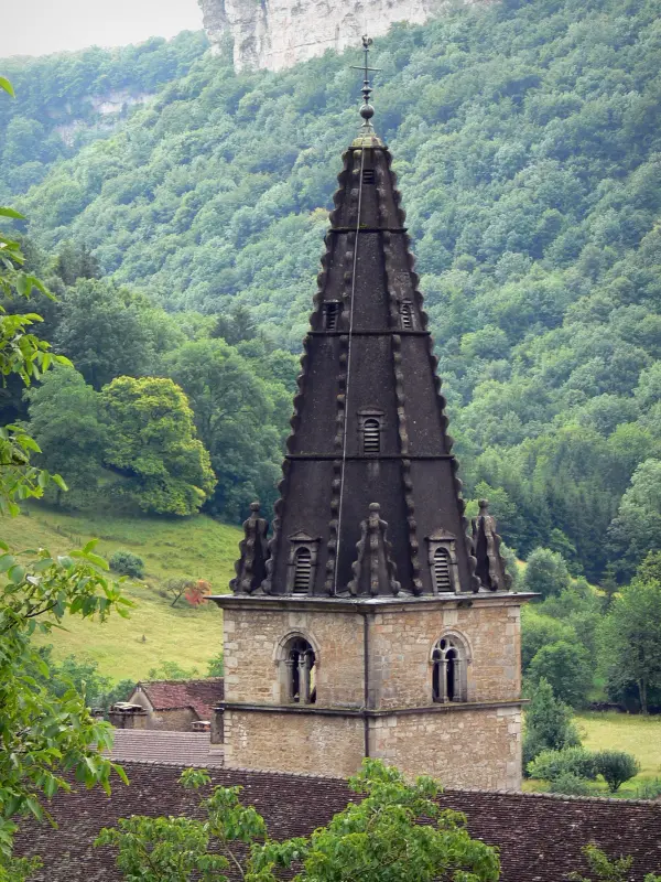 Baume-les-Messieurs - Klokkentoren van de abdijkerk van Saint-Pierre, weilanden en bomen