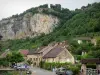 Baume-les-Messieurs - Strada, delle case del villaggio, rocce e alberi