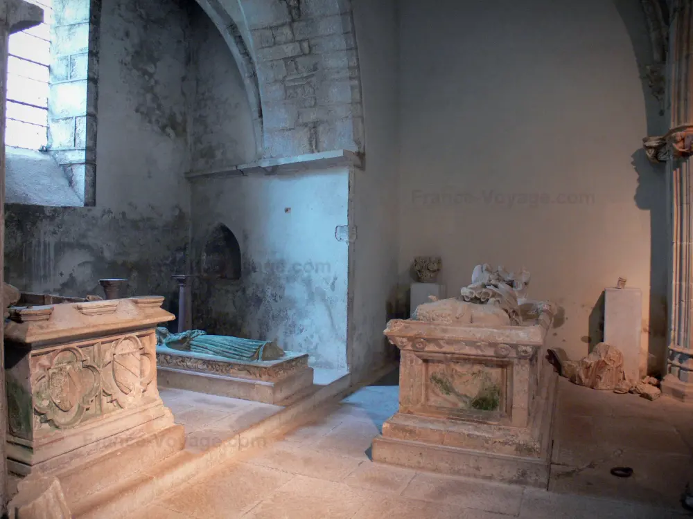 Baume-les-Messieurs - Abbey: graven, beeltenissen (standbeelden, funeraire sculpturen), in de abdijkerk van Saint-Pierre