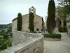 Les Baux-de-Provence - Stenen muur, plaats versierde bomen, Witte Penitenten kapel en de kerk van St. Vincent