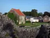 Bavay - Sitio arqueológico (ruinas romanas) y casas de la ciudad en el Parque Natural Regional del Avesnois