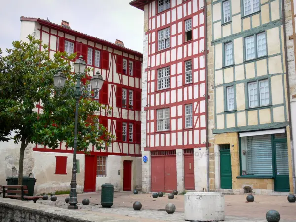 Bayonne - Façades de maisons à colombages colorés de la vieille ville ; dans le Pays basque