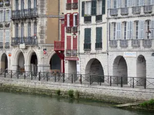 Bayonne - Façades à arcades du quai Galuperie au bord de la rivière Nive
