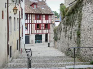 Bayonne - Ruelle et façades de maisons du Vieux Bayonne