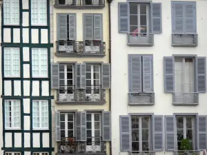 Bayonne - Façades de maisons du Vieux Bayonne