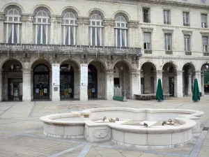 Bayonne - Théâtre de Bayonne et fontaine place de la Liberté