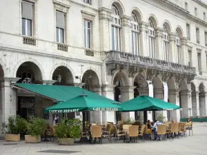 Bayonne - Terrasse de café et théâtre de Bayonne