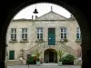 Bazas - Vue sur la façade de l'ancien hôtel de ville, dont les murs abritent le musée municipal