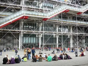 Beaubourg area - Entrada do Centro Pompidou e praça animada