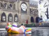 Beaubourg area - Escultura colorida da fonte Stravinsky e Igreja Saint-Merri