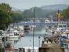 Beaucaire - Port avec ses bateaux amarrés aux quais, canal du Rhône à Sète, drapeaux, statue de taureau et arbres