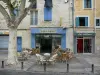 Beaucaire - Terraço de um bar, plátano (árvore) e fachadas de casas da cidade velha