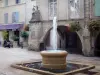Beaucaire - Fonte (jato de água), arcos e casas da Praça da República
