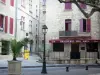 Beaucaire - Poste de luz e fachadas de casas na cidade velha