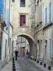 Beaucaire - Ruelle de la vieille ville bordée de maisons