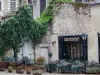 Beaugency - Terrasse de restaurant et ancienne abbaye Notre-Dame en arrière-plan