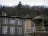 Beaujeu - Fontaine et façades de maisons de la ville (capitale historique du Beaujolais), dans le Pays Beaujolais