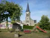 Beaulieu-en-Argonne - Area giochi per bambini e campanile della chiesa